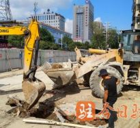 被黑人大鸡巴狂操高潮视频在线播放高温下的坚守｜道路建设者用汗水铺就畅通路